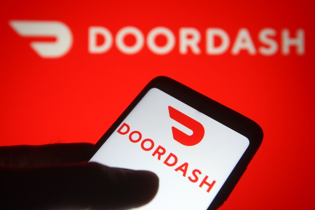 DoorDash 앱 로고가 표시된 스마트폰