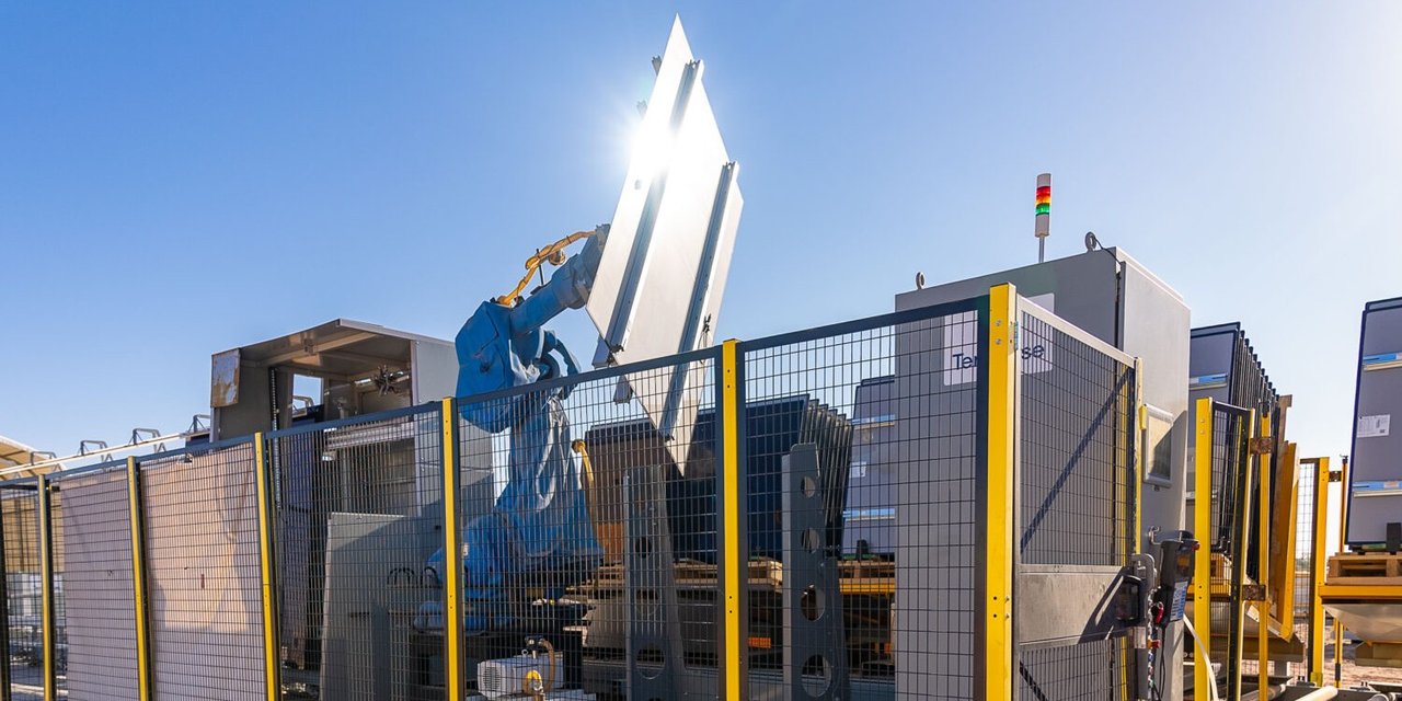 Terafab 로봇 팔이 태양광 패널을 자동 조립하는 모습 — 스마트 팩토리 자동화