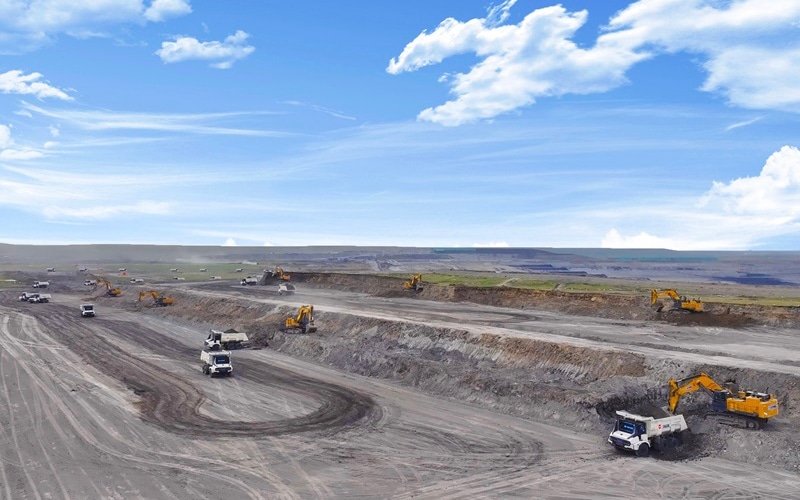 이민 노천 탄광 전경 — AI 트럭과 굴착기가 함께 작업하는 모습