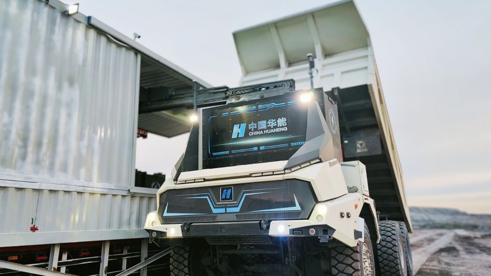 화능루이치 자율주행 전기 트럭 정면 — 배터리 교체 스테이션에서 대기 중