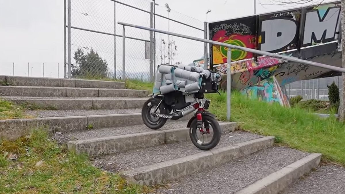 UMV AI 로봇이 야외 계단과 장애물을 넘는 모습