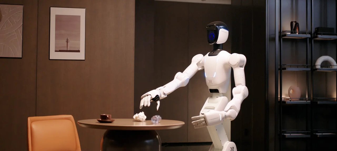 X Square Robot Quanta X2 휴머노이드 로봇이 테이블 위 물건을 양손으로 정리하는 데모 장면