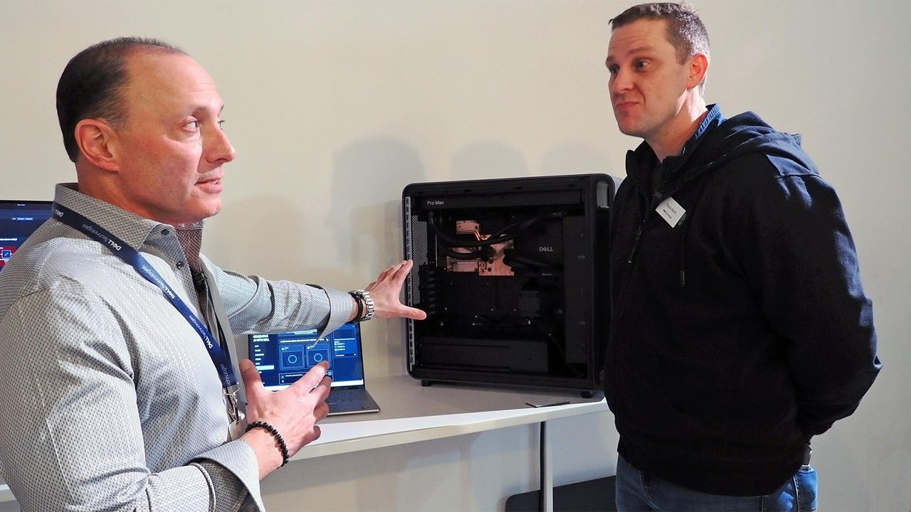 Dell Pro Max GB300 데스크톱 AI 슈퍼컴퓨터 실물 외관 — 책상 위에 놓인 워크스테이션 본체