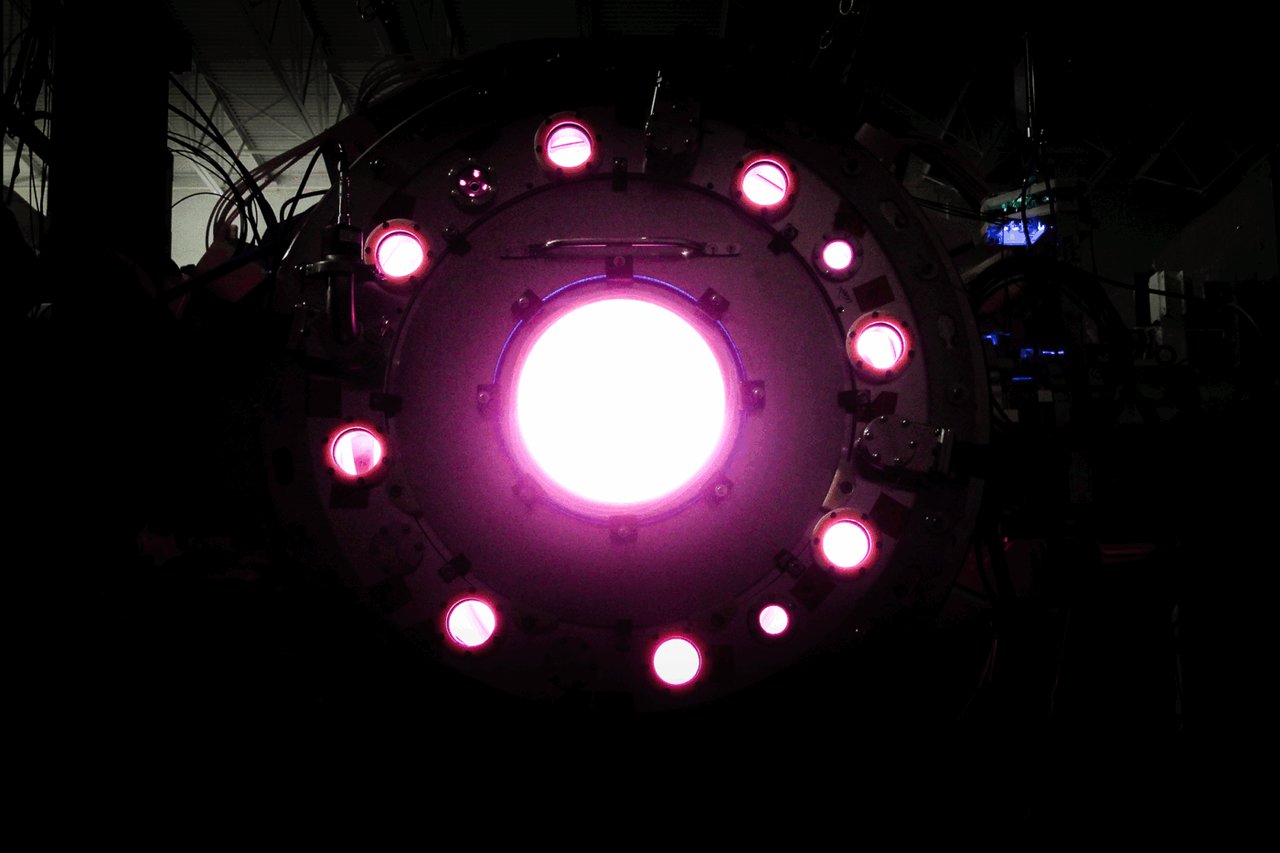 Helion Polaris 핵융합 실험 장치에서 1억 5천만 도의 플라즈마가 빛나고 있다