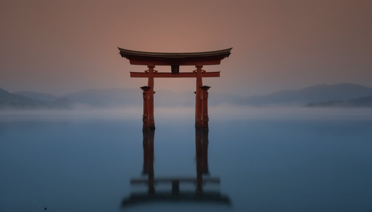 Uni-1이 생성한 일본 토리이 이미지 — 안개와 반사를 포함한 고품질 결과물